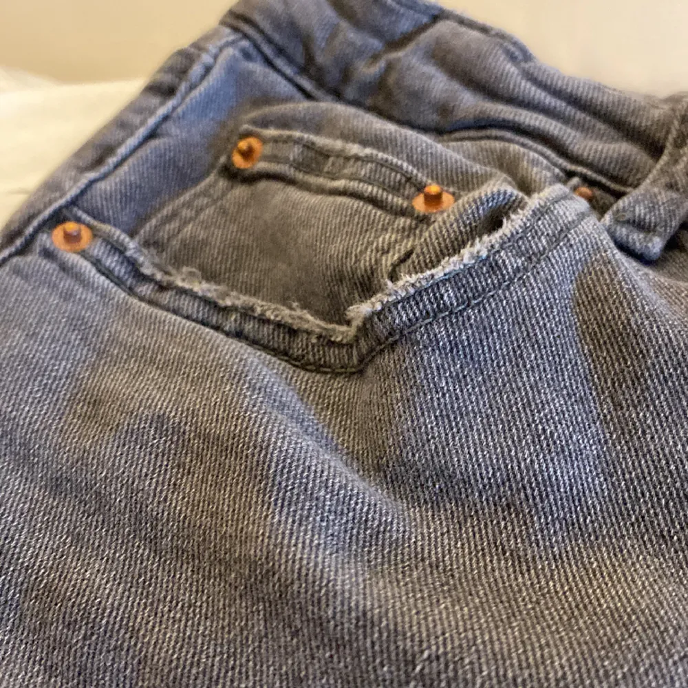 Säljer mina grå/svarta lågmidjade bootcut jeans från Gina Tricot Young pga dom inte kommer till användning, strl 164 men uppsydda en liten bit men tror fof att dom passar den som har 164, skicket är 7/10. Pris kan diskuteras vid snabb affär 🩷. Jeans & Byxor.