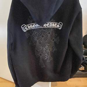 Chrome hearts hoodie i storlek L men sitter mer som M. Bra skick o inga defekter.