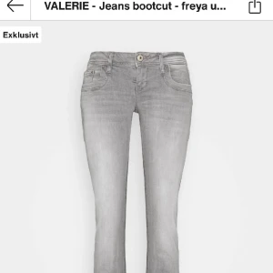 Ltb bootcut jeans valerie  - Super fina ljus grå lågmidjade bootcut jeans från ltb, storlek 27/34, långa på mig som är 169. De är väldigt stretchiga så passar nog även storlekar mindre samt större. Nypris 829, pris kan diskuteras! Skriv för mått eller andra frågor!💕