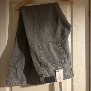 Jeans från lager 157 - Snygga gråa jeans från lager 157 men prislappen fortfarande kvar på då dem är försmå för mig. Skulle mer säga att de är m/l 