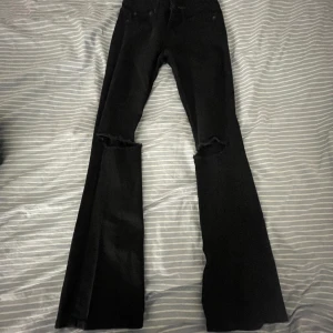 Jeans - Bootcut Low Waits jeans med hål som jag aldrig har använt