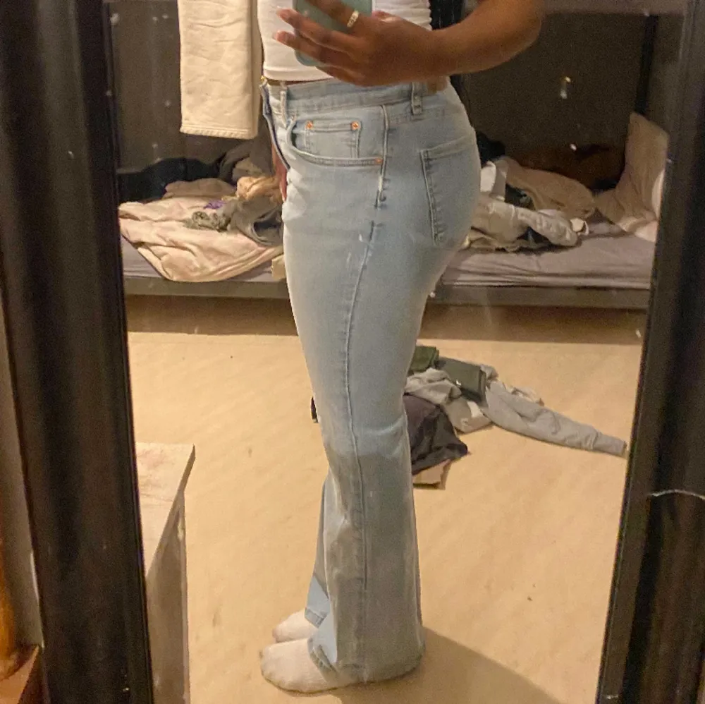 Blåa jeans från Gina Tricot i storlek 38/40 aldrig använda endast provat dom. Dom är för korta i benen på mig så dom kommer inte till användning. Jeans & Byxor.