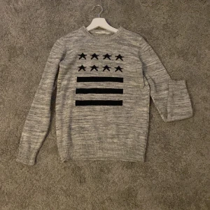  stickad tröja  -  säljer min stickade tröja på grund av att den inte kommer till användning Den är i väldigt bra skick!!