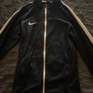 nike kofta - en nike kofta i strl s