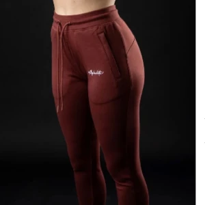 Alphalete Burgundy Röd Essential Jogger Mjukisbyxor S  - Pricing very low due to pilling. No fading or any egregious flaws. Otherwise great condition. Possibly shrinkage. Cotton blend, but not very stretchy. Opaque. Hardware intact. No holes, rips, tears, fading, stains. Smoke/pet free home.