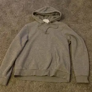  säljer denna snygga simpla hoodie på grund av att den inte kommer till användning!! Superbra skick!!