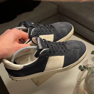 💫Valentino flycrew💫 - Valentino flycrew storlek 41,5 sitter större! Cond 8/10, tre nitar borta men du får med 3 extra! dustbag medföljer, retail 8000