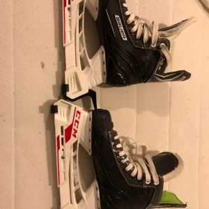 Bauer skridskor - Säljer nu ett par vanliga Bauer skridskor, perfekt till dig som vill börja åka skridskor lite mer seriöst. Har använts i cirka 1 år. Storlek 36/37 Kostar ungefär 650kr nya. Har även 2 st hockey hjälmar med galler kan sälja billigt Finns i helsingborg