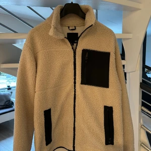 Teddy jacka  - Säljer denna beiga Teddy jacka i storlek S från lager 157. Sitter som M/L och är i mycket bra skick. 