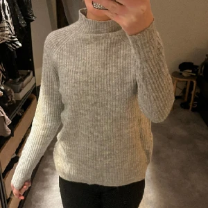 Stickad tröja - Fin grå stickad tröja! Säljer då den ej kommer till användning💕passar alla i mellan XS-M