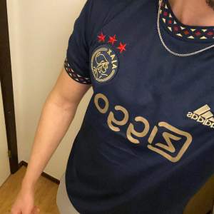 Riktigt fet Ajax tröja.  Storlek M. Helt Ny.