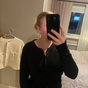 Kofta - Finstickad kofta från H&M i fint skick! Den är i storlek M men skulle säga att den snarare är en S Köpt för ca 200kr