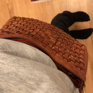 Handväska från BIBA - En brun handväska från BIBA,som inte går att justera storleken på men den får plats med en del småsaker, Har även ett innerfack där du kan ha värdesaker som du inte vill bli stulna!🙏💯 Ordinarie pris:1 100 kr