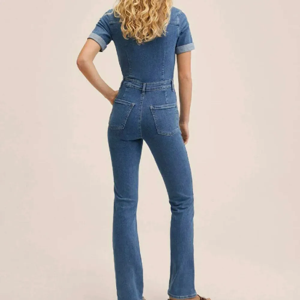 Jeans overall från mango som är slutsåld över allt!!! Använt få gånger och är i jättefint skick ❤️ stretchig så passar både både S och M . Jeans & Byxor.