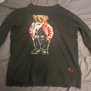 Ralph lauren knitted bear sweater - Säljer den här feta Ralph lauren tröjan den är i väldigt bra skick förutom att lappen har gått av, men allt annat är perfekt, den kostar ca 6000-7000 nypris och är slutsåld nästintill överallt och väldigt svår att få tag på, kom med prisförslag.