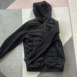 Massimo Dutti Cardigan - Otroligt snygg cardigan från Massimo dutti. Strl L/M Nypris ca 2000 kr men modellen säljs inte längre. 9/10 skick. 