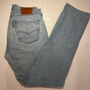 Jeans Levis 501 - Storlek: W31 L34 Skick:7/10 då de är ganska gamla men inte använda så mycket. Säljes pga: att jag hittat en annan jeansmodell jag gillar mer.