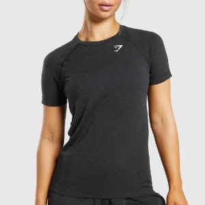 Gymshark T-shirt - En svart Gymshark T-shirt i nyskick, bara legat i garderoben dom senaste månaderna. Nypris 400kr. Använd köp nu, postar samma dag