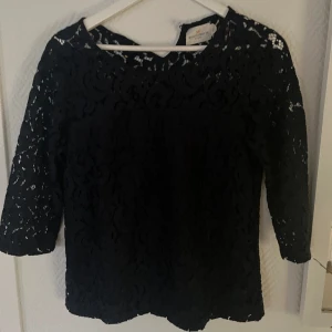 Trekvartsermad blus - Säljer denna tröja från Holly and white eftersom den inte används. Den är i storlek L men sitter som en M/S. 