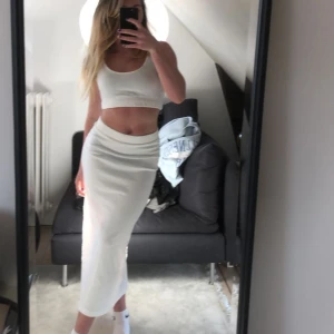 Långkjol från zara - Fin tunnt stickad kjol från zara. Säljer för 180 exklusive frakt men pris kan diskuteras. Kjolen är i bra skick 