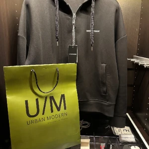 Armani zip up - Tja! Säljer nu denna helt sjukt snygga Armani zip up från Urban modern. Såklart äkta. Den är helt ny med tag fortfarande på. Aldrig använd. Först till kvarn som gäller. nypris 3300kr. Modellen är 188cm.