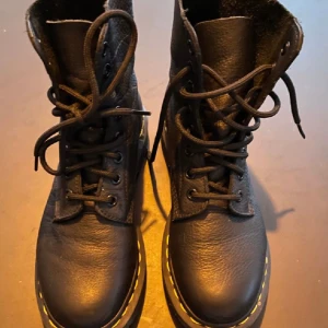 Dr Marten  - Modell Pascal Virginia i 36 men passar 37 också Använda vid 4 tillfällen 