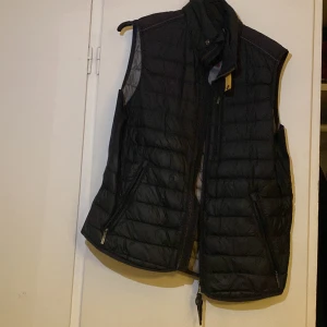 Parajumper väst - En bra väst som passar med mycket kläder. Pris kan diskuteras vid snabb affär