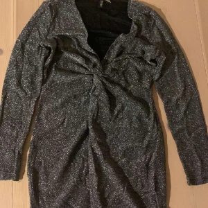 Glittrig kort klänning  - Väldigt bra skick, passar till fester osv och har inte används många gånger 