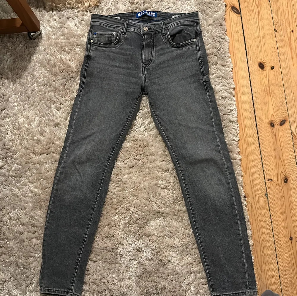 Ett par asfeta jeans från Mac. Det är slim/tapered fit och jag skulle säga att de passar som W29 L31 men på lappen står det W30 L32. Inga defekter och mycket bra skick.. Jeans & Byxor.