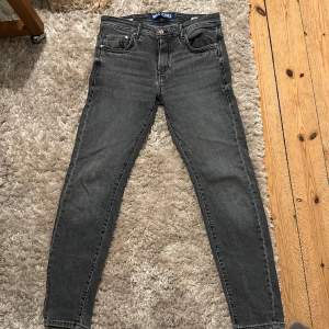 Ett par asfeta jeans från Mac. Det är slim/tapered fit och jag skulle säga att de passar som W29 L31 men på lappen står det W30 L32. Inga defekter och mycket bra skick.