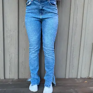 Jättefina blåa utsvängda jeans från HM🤍 storlek 42 men har krympt väldigt mycket och är därför mindre än så!
