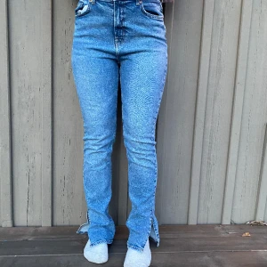 Blåa bootcut jeans - Jättefina blåa utsvängda jeans från HM🤍 storlek 42 men har krympt väldigt mycket och är därför mindre än så!