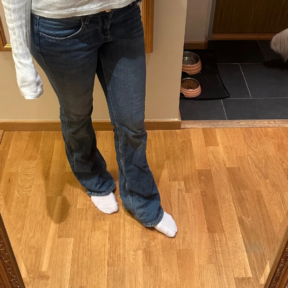Jötte fåna lågmidjade jeans med fickor där back. Är lite slitna där nere om ni vill ha en tydlig bild så får ni gärna skriva. Jätte fina men inte riktigt min stil💕. Jeans & Byxor.