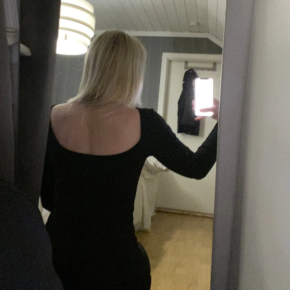 Svart långklänning ifrån lager 157, lite öppen i ryggen, storlek xs!. Mekot.