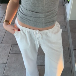 Linnebyxor med knyte🤍 - Jättejättefina linnebyxor till sommaren🤍 Säljs för att de inte används och är för stora, kontakta mig för fler bilder, frågor och intresse!