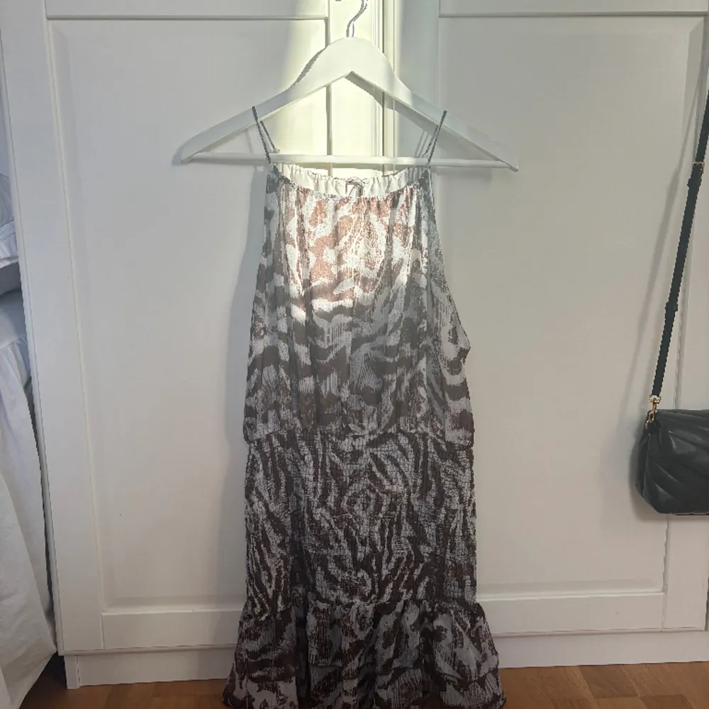 Supersnygg zebra klänning från förra sommaren från Zara. . Klänningar.