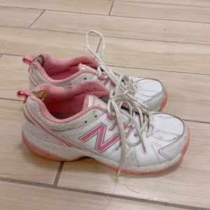 vita rosa new balance sneakers - storleken är egentligen 35, men jag har 36 och de är nästan lite för stora där med! är lite skitna vid hälen och finns även blod vid vänstra häl från skoskav…. går säkert att tvätta bort i tvättmaskin, men har dessvärre inte hunnit än sålänge 🥲