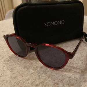Komono solglasögon - Komono solglasögon. Mycket bra skick! Nypris ca 500kr