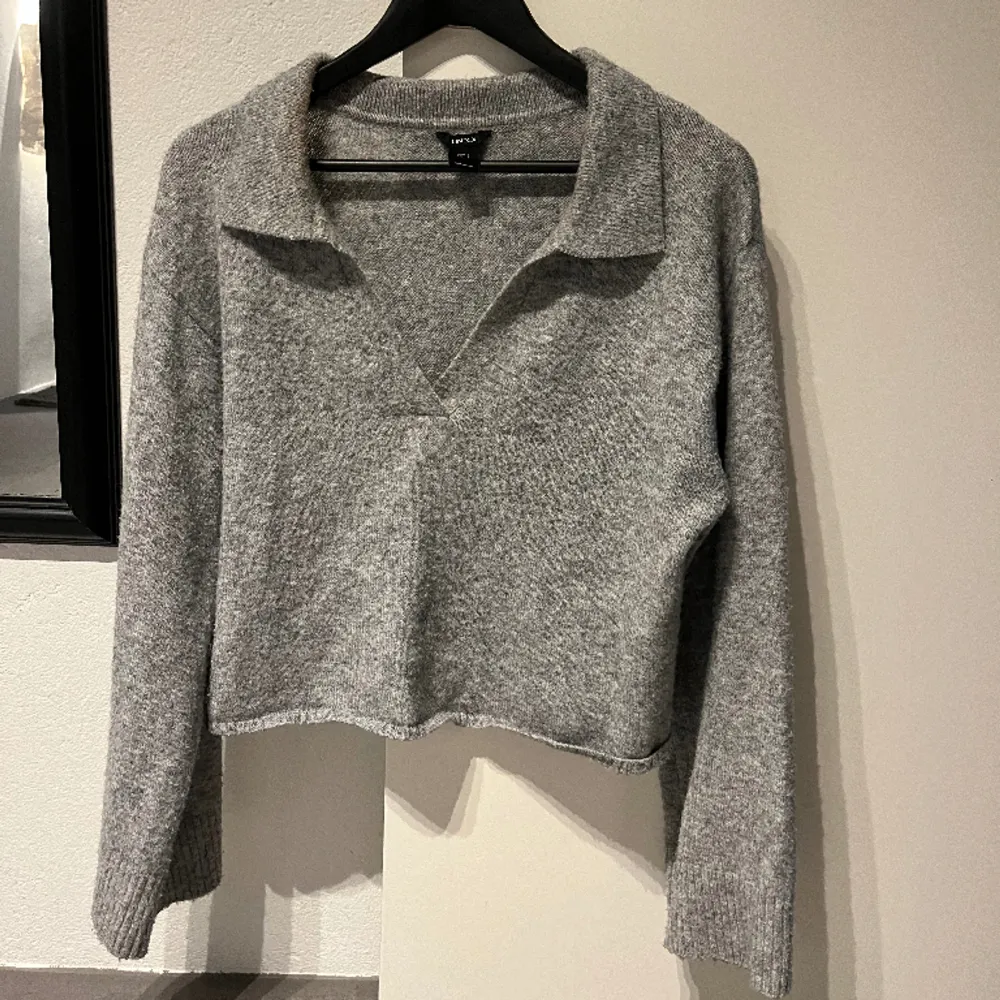 Jättefin och mjuk grå stickad tröja från Lindex. Knappt använd. . Tröjor & Koftor.