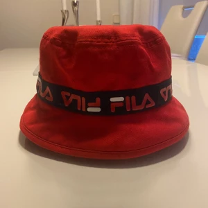 Fila hatt  - Har endast använts en gång och är i jättebra skick och är perfekt till sommaren 