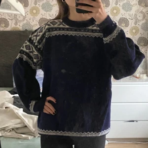 Stickad tröja - Köpt second hand, jättefin passform💕 obs kan klia lite så jag har haft en långärmad baströja under!