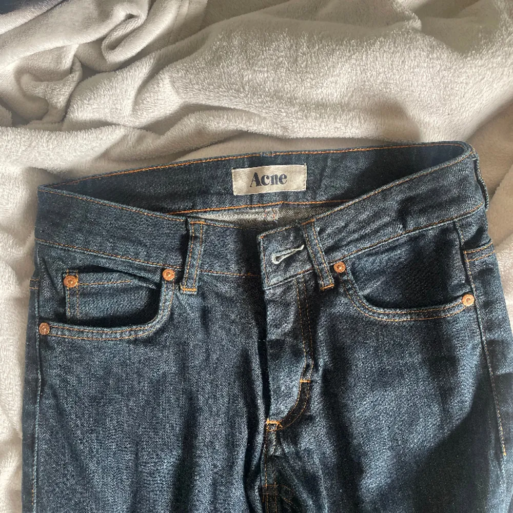 Supersnygga jeans från Acne❤️‍🔥 Storlek 26/32 men små i storleken, passar snarare en 24 eller 25. Slim modell, super skick! 💕. Jeans & Byxor.