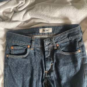 Supersnygga jeans från Acne❤️‍🔥 Storlek 26/32 men små i storleken, passar snarare en 24 eller 25. Slim modell, super skick! 💕