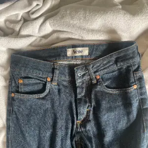 Supersnygga jeans från Acne❤️‍🔥 Storlek 26/32 men små i storleken, passar snarare en 24 eller 25. Slim modell, super skick! 💕