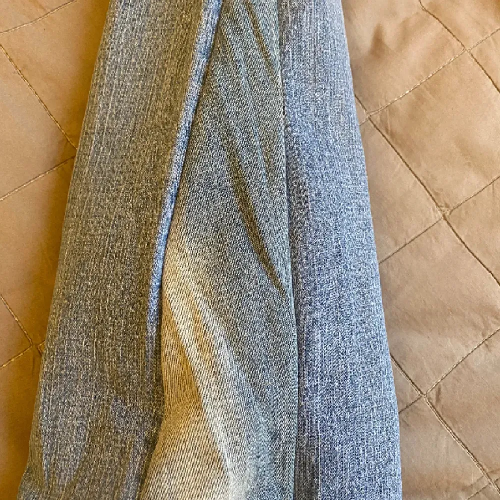 Så snygga lågmidjade bootcut jeans med superfin design💖 midjemått tvärs över är 38cm. De är sydda med symaskin för att bli lite mer bootcut, se sista bilden💖. Jeans & Byxor.