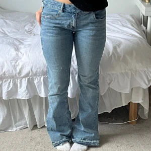 Lågmidjade bootcut jeans - As snygga lågmidjade utsvängda jeans men cool midja, säljer pga lite stora. I jättebra skick