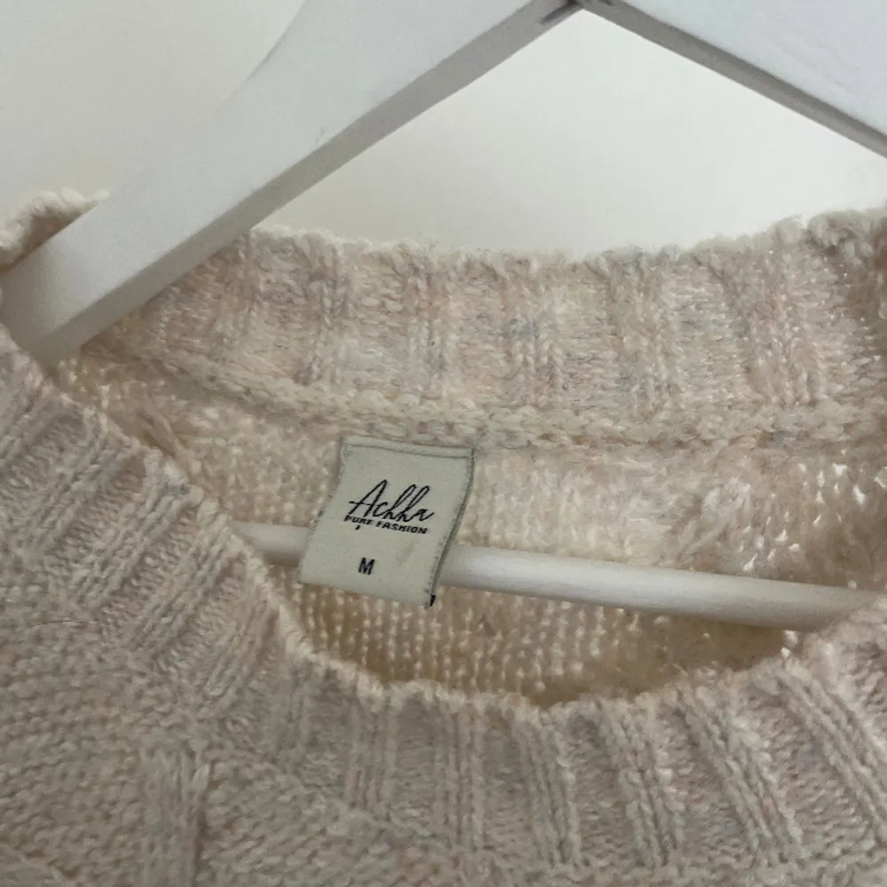 Ribbstickad tröja i nyskick från det danska märket Ackla. Säljs då den tyvärr inte kommer till användning! Hör av dig för mått/fler bilder:). Stickat.