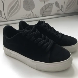 Selected Homme skor - Snygga och fräscha skor. Använt ett par fåtal gånger men ändå i bra skick. Nypris 1199kr