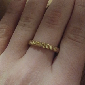 Guldring - Säljer då den är för stor för mig! Obs:har ingen aning om strl!!