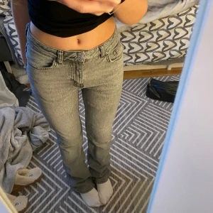 Gråa jeans - Säljer dessa gråa jeansen från Gina som inte kommer till användning, de är i nyskick (använda 3-4 gånger).💗💗